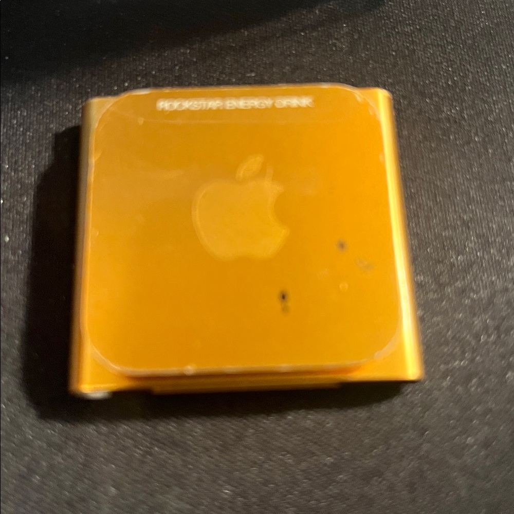 Apple iPod Nano gold with charger. 8 GB - Picture 2 of 5
